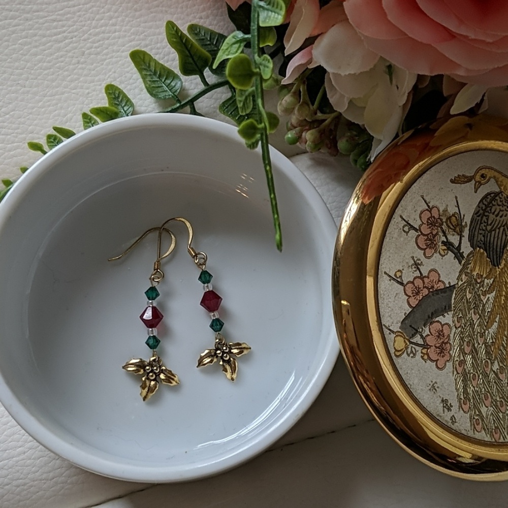 🎅🎄 Christmas Holly Earrings